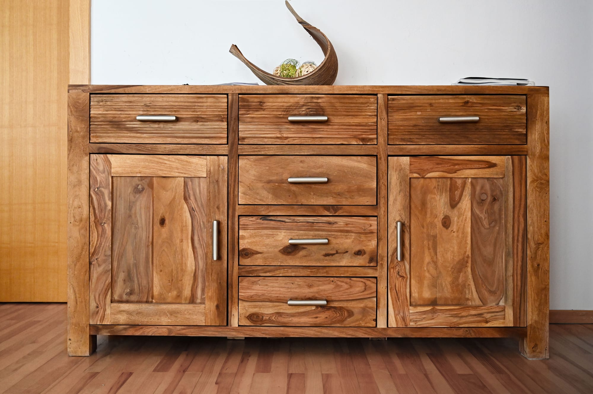 Vom Schreiner gefertigtes Sideboard aus massivem Holz mit mehreren Schubladen