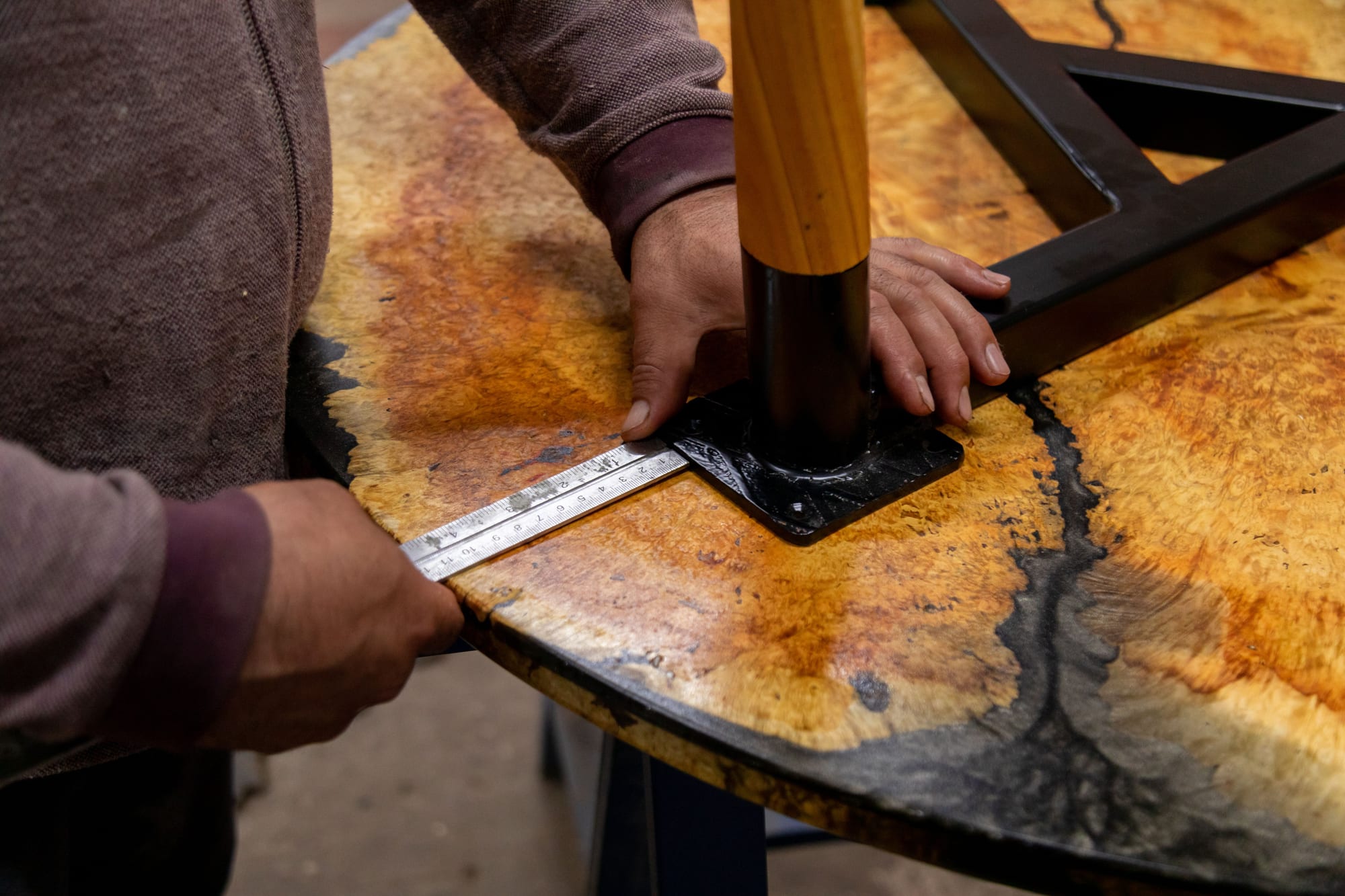 Schreiner vermisst eine massive Holz-Tischplatte mit einem Metalllineal