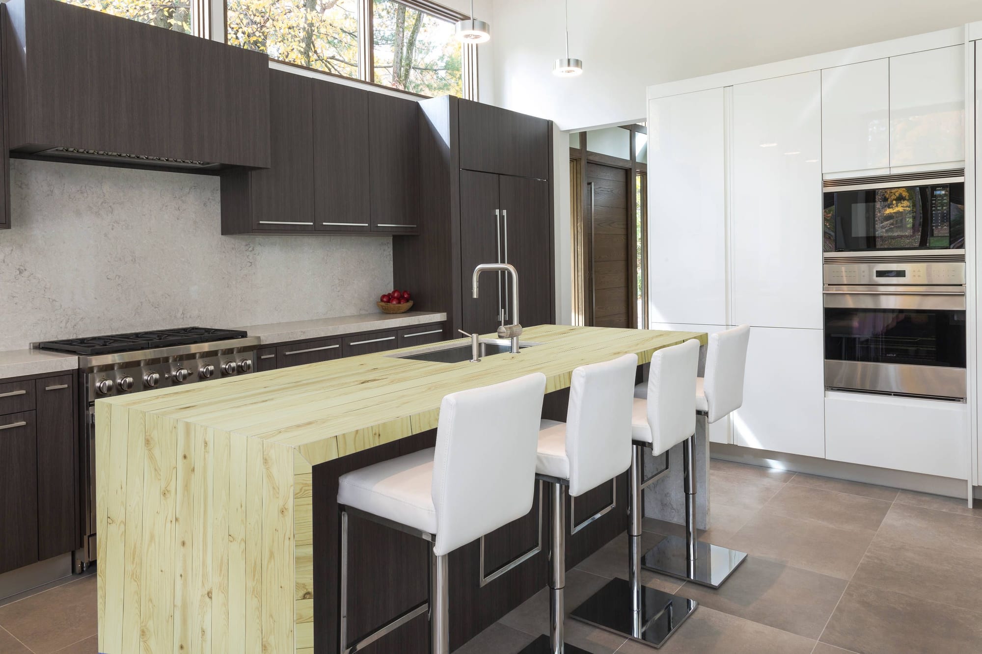 Vom Schreiner gebaute moderne Küche mit heller Holz-Kochinsel und dunklen Hängeschränken